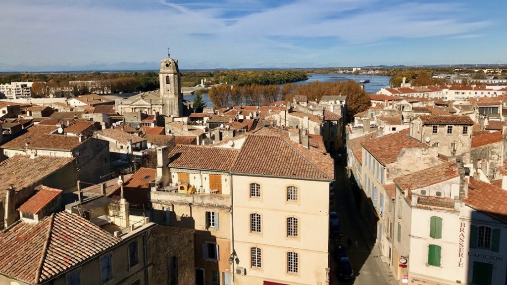 Widok na Arles i Rodan z areny