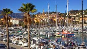 Widok na Stare Miasto i Stary Port w Menton.