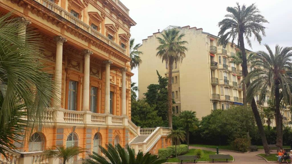 Apartamentowiec w Nicei zaraz obok muzeum