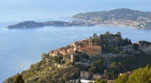 Panorama Èze widoczna z la Grande Corniche. W tle półwysep Cap-Ferrat.