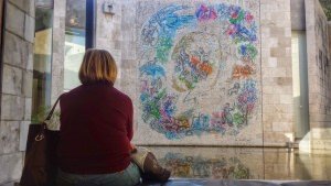 Wóz Eliasza - mozaika na zewnętrznej ścianie muzeum Chagalla w Nicei