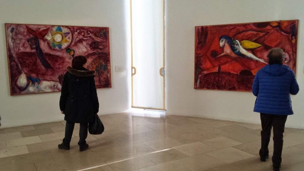 Fragment ekspozycji nawiązującej do księgi Pieśni nad Pieśniami, muzeum Chagalla, Nicea