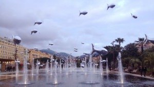 Fontanna Miroir d'eau (Lustro Wody) tuż przy Placu Massena, ozdobiona okazjonalnie balonami w kształcie rybek