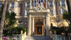 Wejście do hotelu Carlton w Cannes