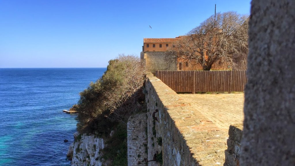 Fort Royal zbudowano na wysokim klifie na Wyspie Świętej Małgorzaty należącej do Cannes