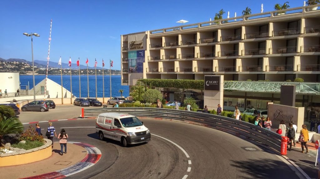 Fragment toru wyścigowego Formuły 1 obok hotelu Fairmont Monte Carlo