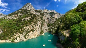 Kanion Verdon: tuż przy jeziorze Lac de Sainte-Croix można wypożyczyć sprzęt pływający.