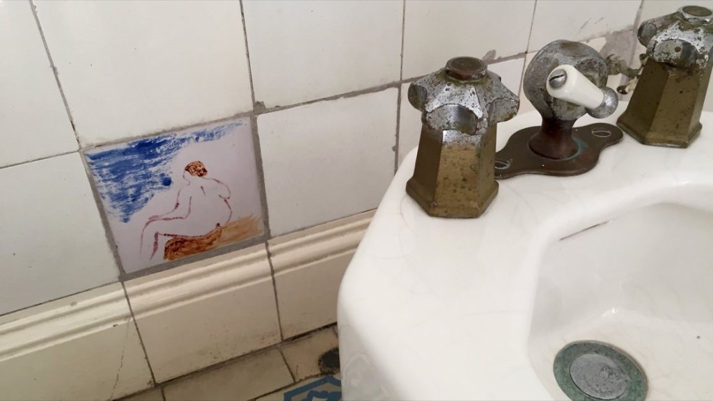 Renoir z pewnością miał poczucie humoru. Na zdjęciu kafla w łazience.