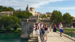 Widok na Pałac Papieski w Awinion ze słynnego Mostu św. Benedykta