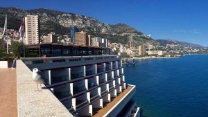Monako hotele: taki widok mają ze swoich balkonów goście hotelu Fairmont w Monte Carlo