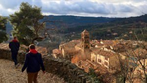Panorama Moustiers Sainte-Marie ze ścieżki prowadzącej do kaplicy Notre Dame de Beauvoir.