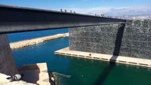 Betonowa kładka łącząca MuCEM z fortem św. Jana