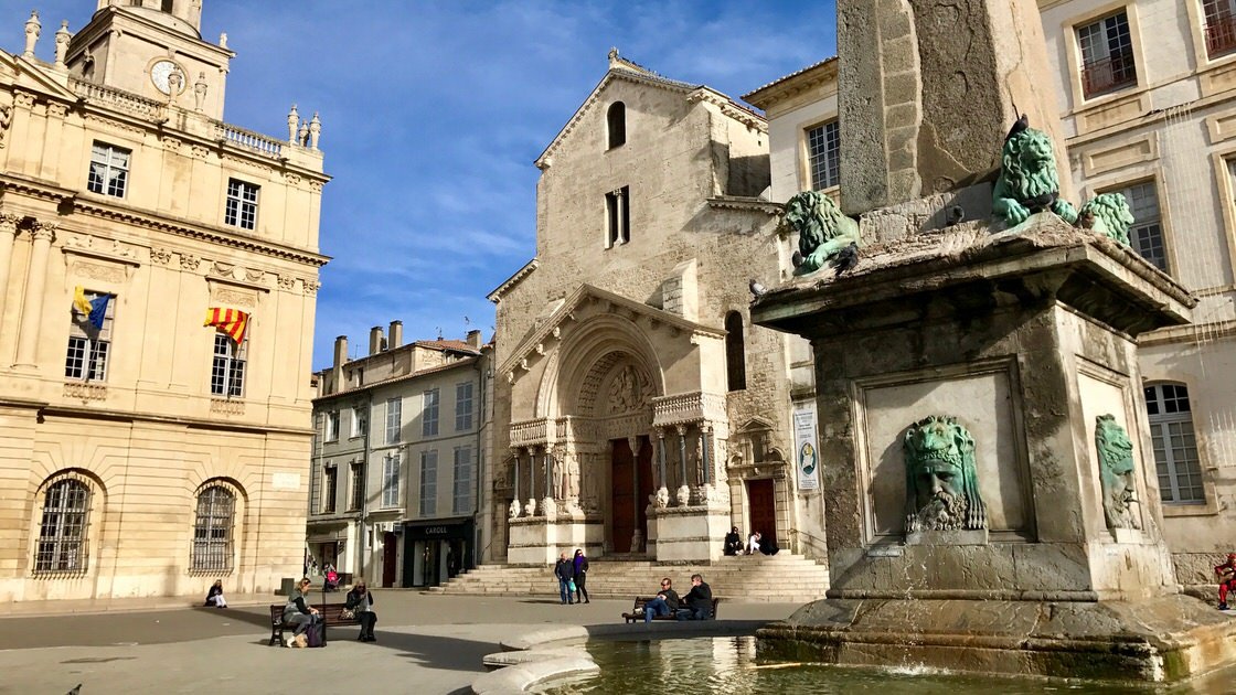 Plac Republiki, w tle wejście do kościoła św. Trofima w Arles