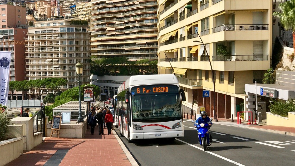 Zwiedzanie Monako pojazdem: autobusem i samochodem