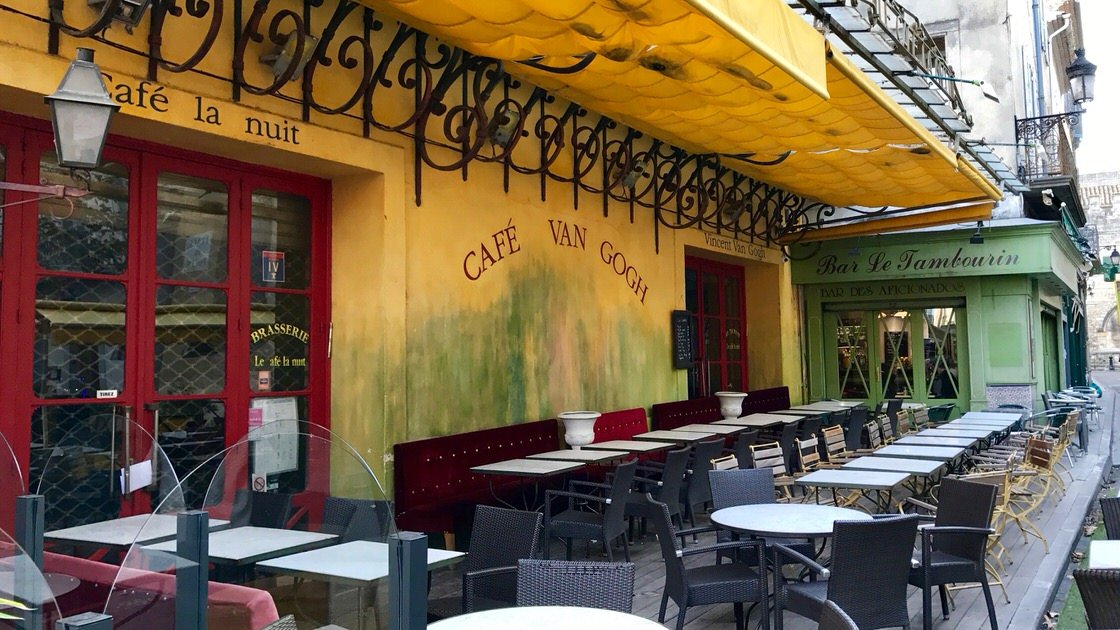 Kawiarnia w Arles namalowana przez van Gogha