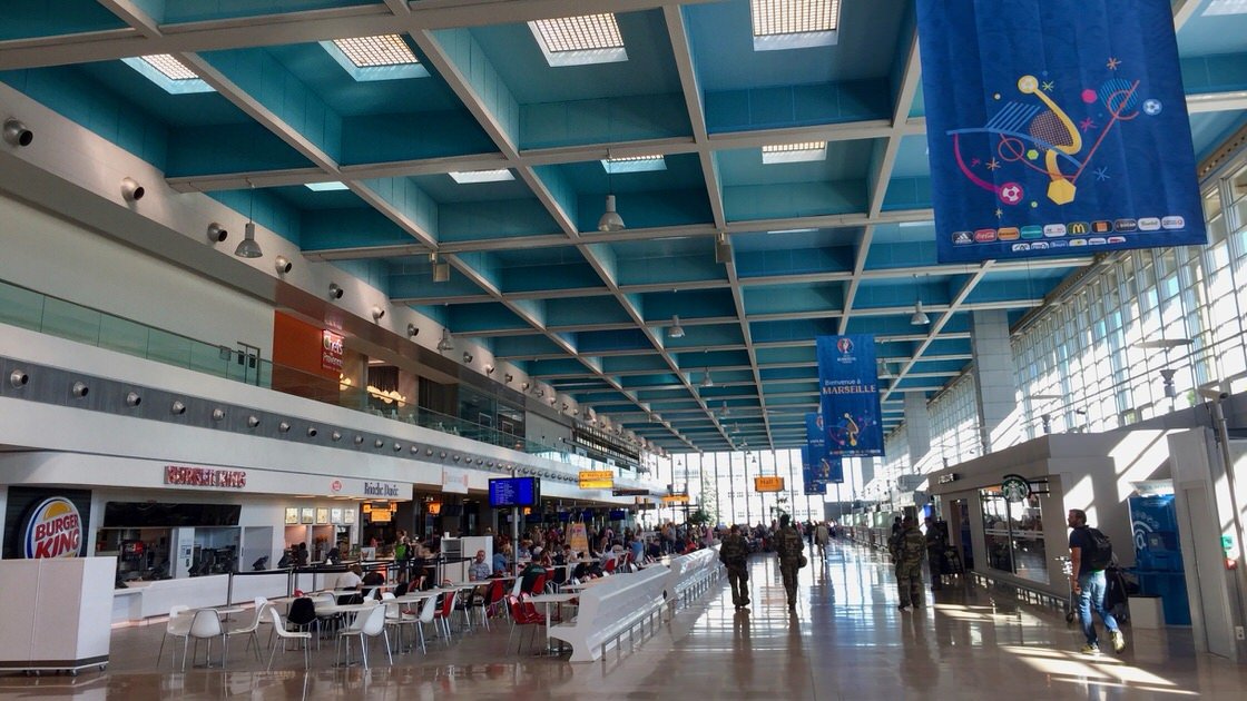Terminal lotniska w Marsylii.