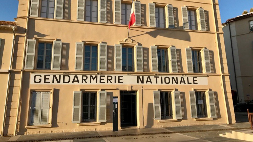 Muzeum Żandarmerii i Kina w Saint-Tropez mieści się w budynku znanym z serii o Żandarmie z Saint-Tropez