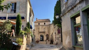 Noclegi w Prowansji to tanie hotele, luksusowe pensjonaty i mas, czyli typowe prowansalskie domy.