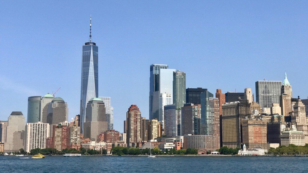 Budynek One World Trade Center (najwyższy) widziany z promu z Ellis Island, Nowy Jork