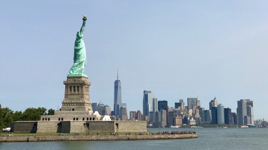 Statua Wolności na Liberty Island. W tle Manhattan, Nowy Jork
