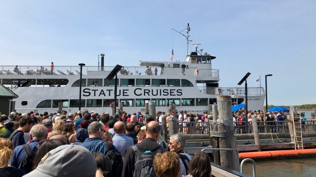 Prom Statue Cruises, który kursuje między Manhattanem, Liberty Island, a Ellis Island