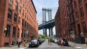 Słynny widok na most Manhattan z DUMBO, Brooklyn