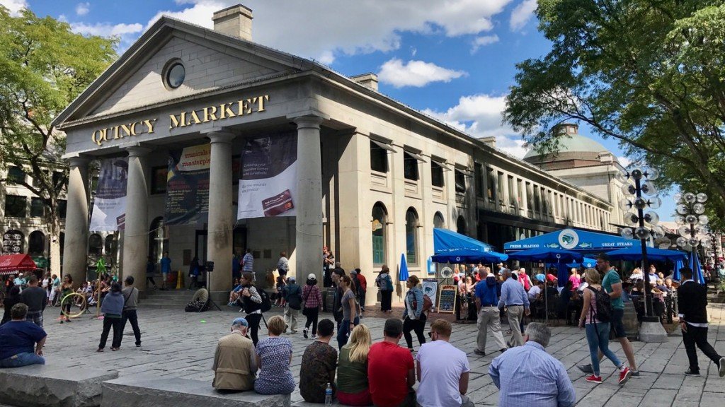 Quincy Market w Bostonie, w którym znajdziesz mnóstwo dobrego jedzenia i jeszcze więcej turystów