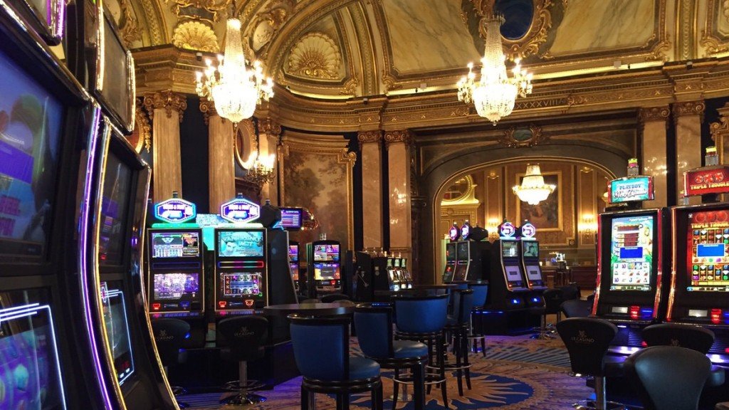 Co zobaczyć na Lazurowym Wybrzeżu? Na przykład kasyno w Monte Carlo.