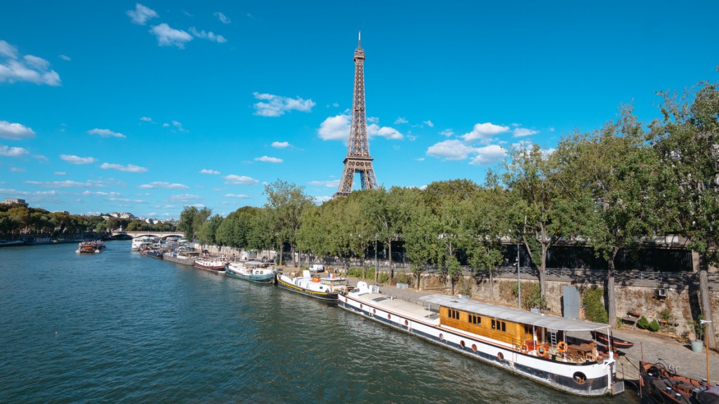 Widok z mostu Bir-Hakeim w Paryżu