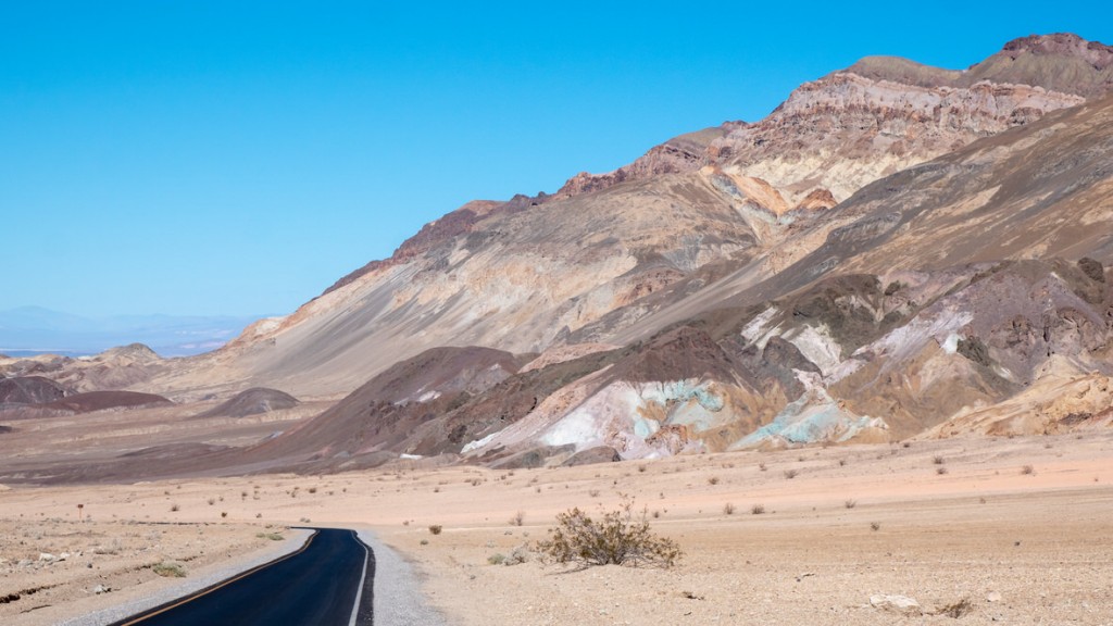 Droga z Badwater w pobliżu Artist's Palette, Dolina Śmierci (Death Valley), USA