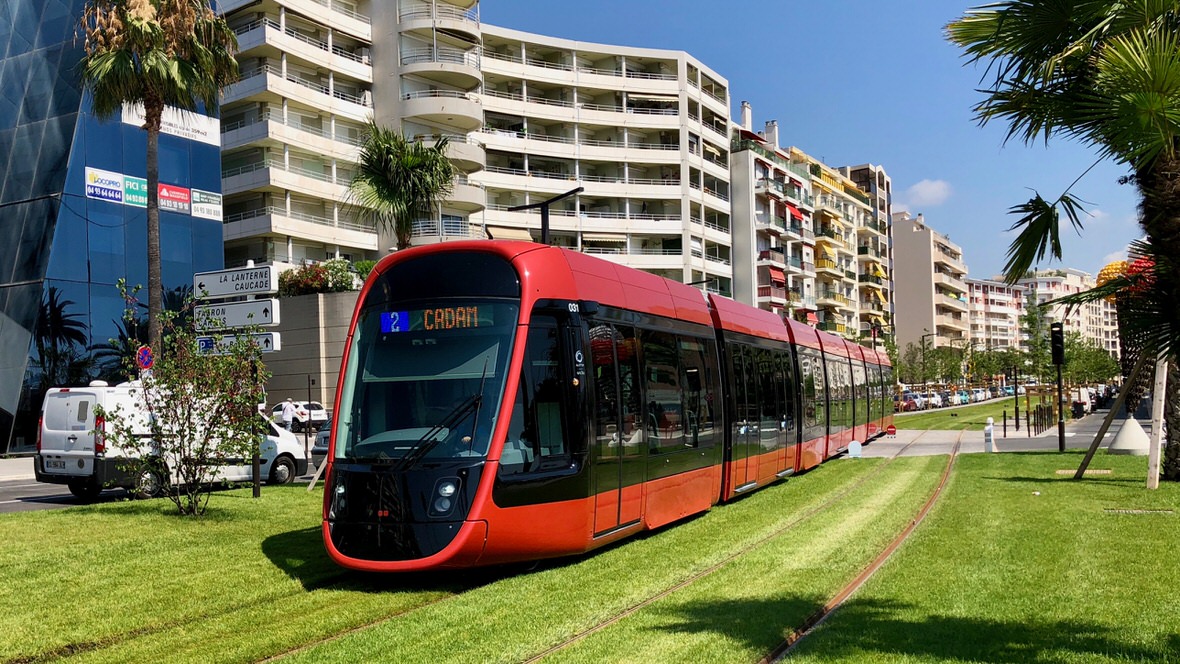 Transport publiczny w Nicei to autobusy i tramwaje miejskie.