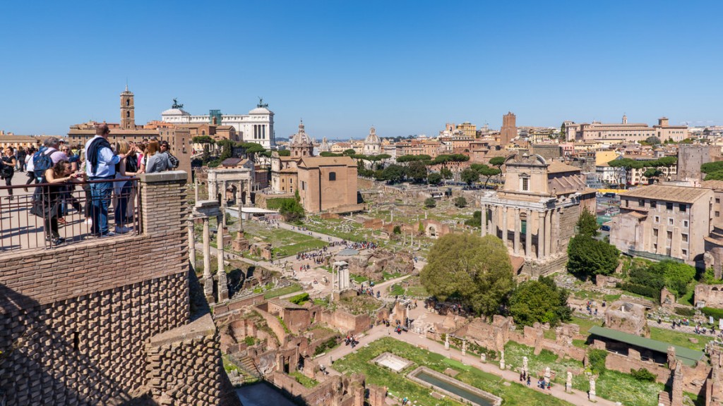 Widok ze wzgórza Palatyn w Rzymie na Forum Romanum