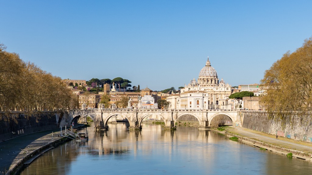 Watykan z mostu w Rzymie