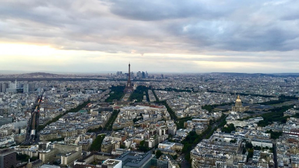 Widok na Wieżę Eiffla z wieży Montparnasse w Paryżu