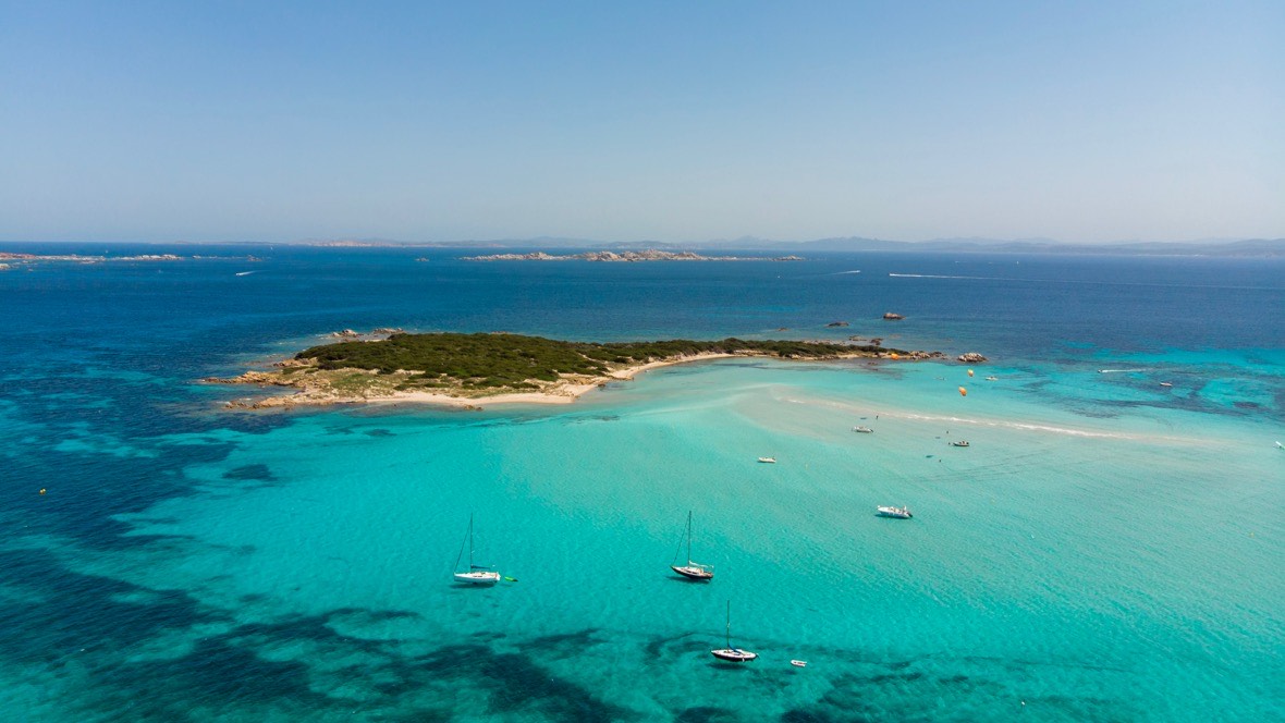 Korsyka plaże: niewielka wysepka tuż obok plaży Piantarella