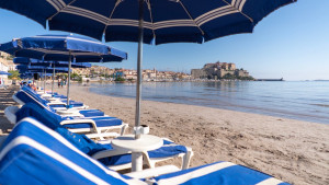 Plaża w Calvi z widokiem na cytadelę