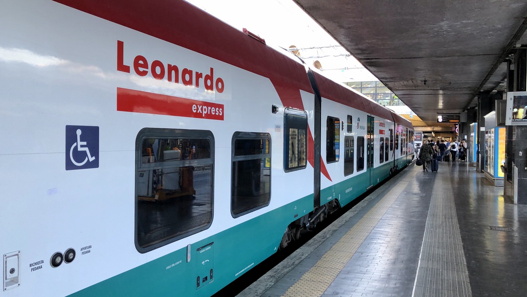 Pociąg Leonard Express to jeden ze sposobów na to, jak dojechać z lotniska do Rzymu.