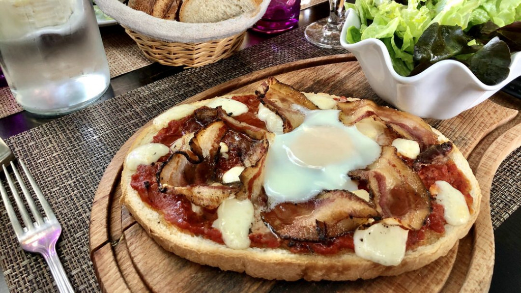 Bruschetta to również danie popularne na Korsyce. Wyspiarska wersja jest zwykle serwowana na dużym, cienkim i owalnym kawałku chleba.