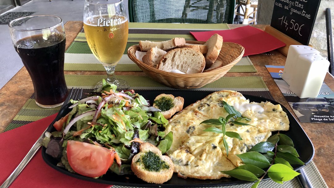 Omlet z mięta i brocciu to jedno z klasycznych dań na Korsyce