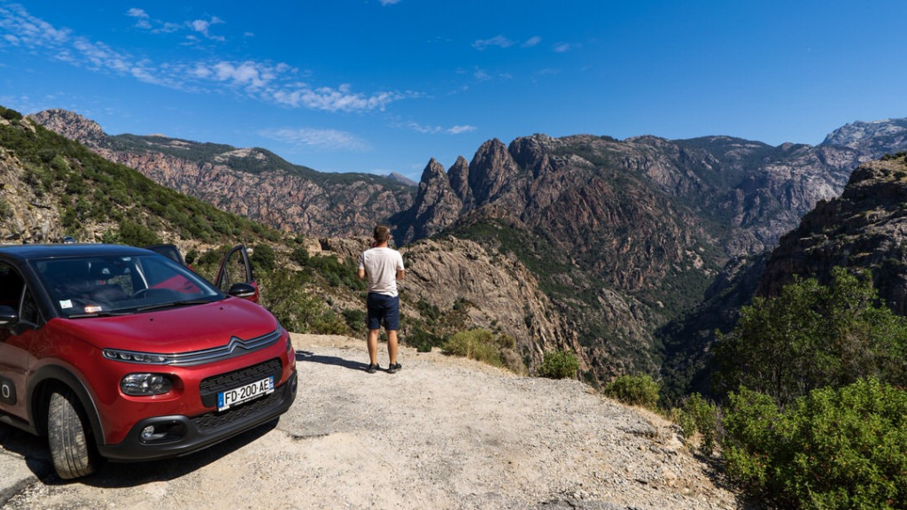 Korsykę najlepiej zwiedzać samochodem, bo tylko tak można dotrzeć do jej najpiękniejszych miejsc.