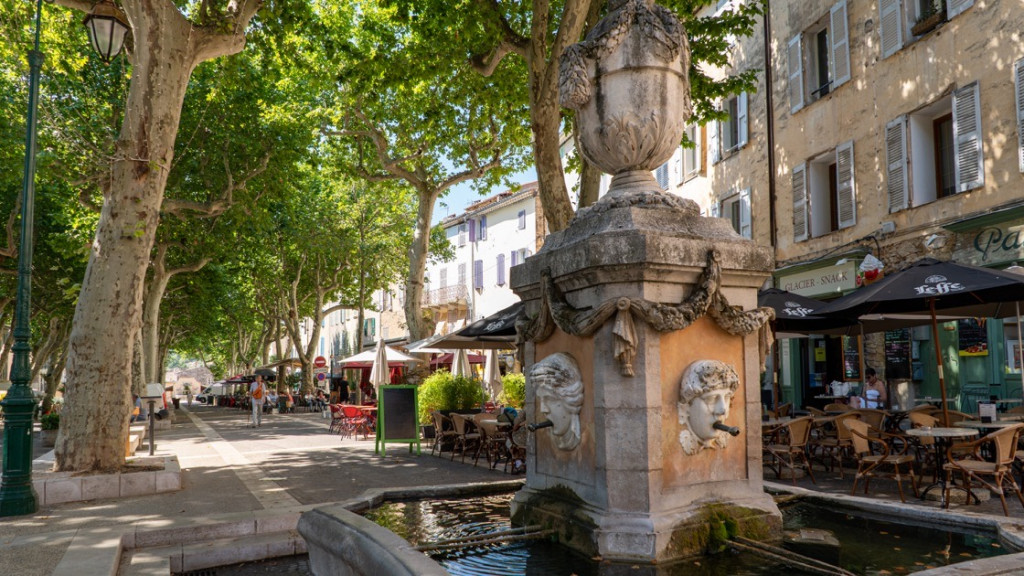 Jedna z zabytkowych fontann na Cours Gambetta