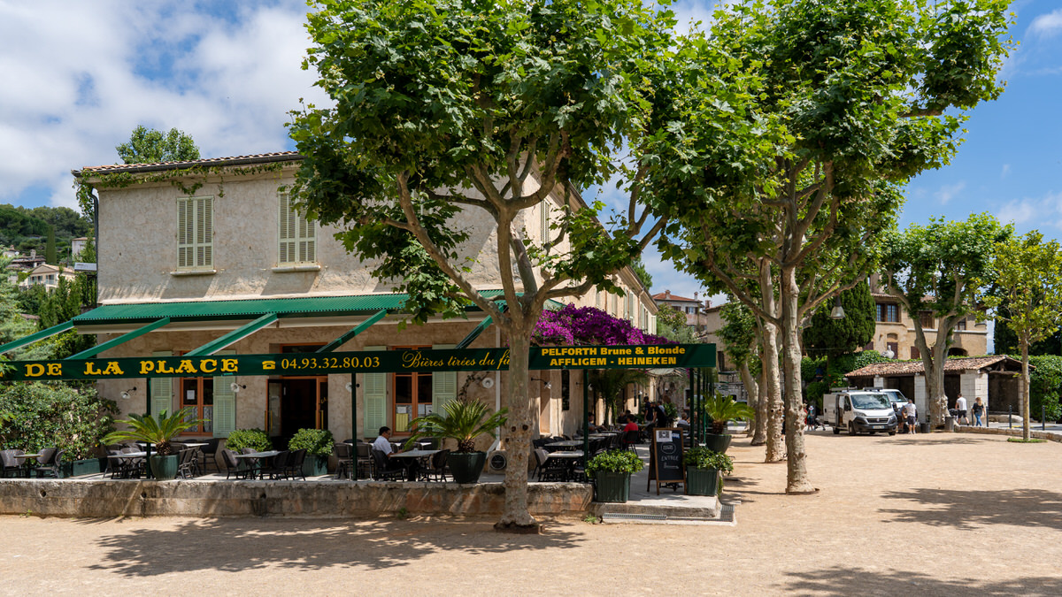 Jak spędzić wakacje we Francji w czasie pandemii koronawirusa? Na zdjęciu kawiarnia w Saint-Paul de Vence.