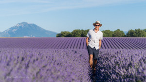 Tomasz Bobrowski, autor przewodnika w lawendowym polu. Zdjęcie: Anna Leak