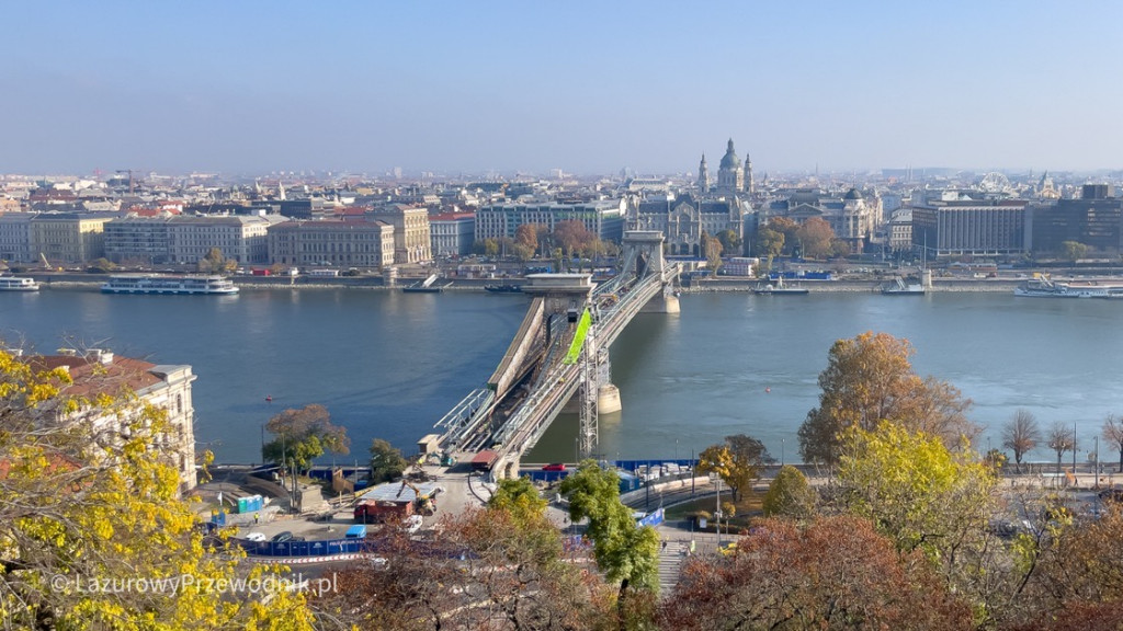 Widok na Most Łańcuchowy z tarasu przed Zamkiem Królewskim