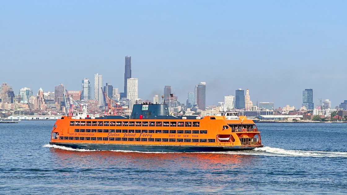 Staten Island Ferry to darmowy prom w Nowym Jorku płynący w pobliżu Statuy Wolności