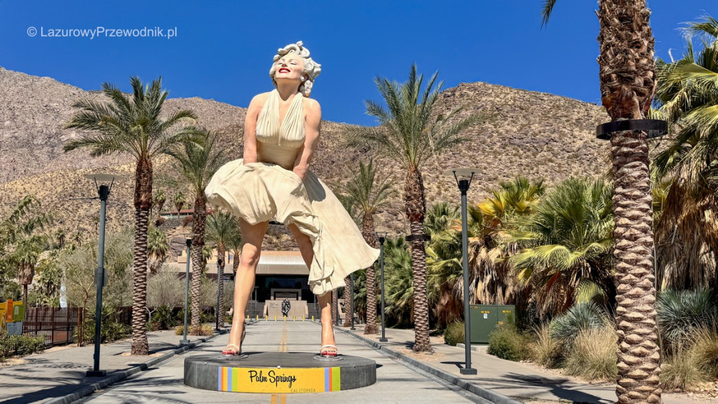 Figura Marilyn Monroe przed muzeum sztuki