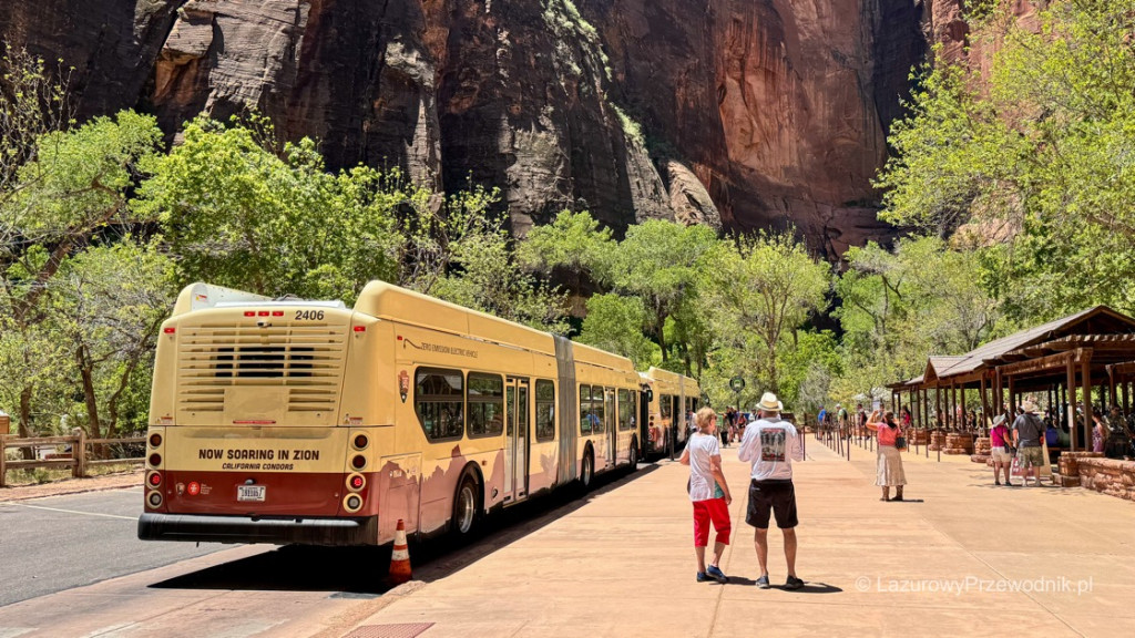 Darmowy autobus jadący przez Zion Canyon Scenic Drive