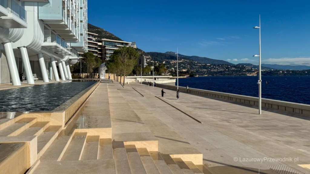 Nadmorska promenada w dzielnicy Mareterra, tuż przy apartamentowcu Renzo Piano.