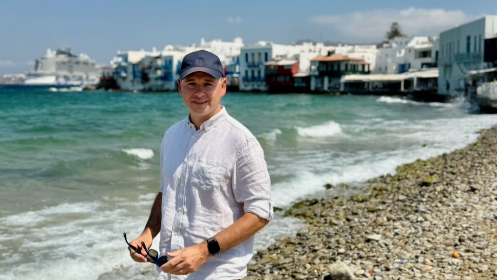 Autor na Mykonos, jednym z przystanków rejsu żaglowcem po Cykladach i okolicy